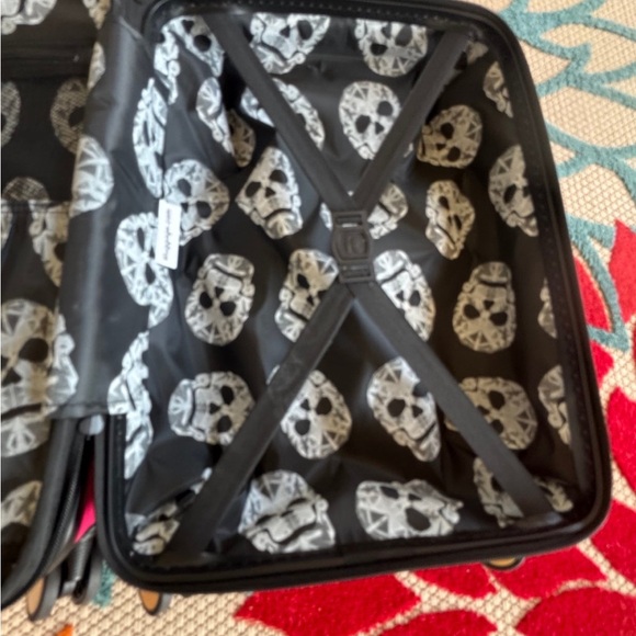 IT LUGGAGE “RED SKULLS”  HARDSIDE CARRY ON ROLLER LUGGAGE NEW - Picture 11 of 12
